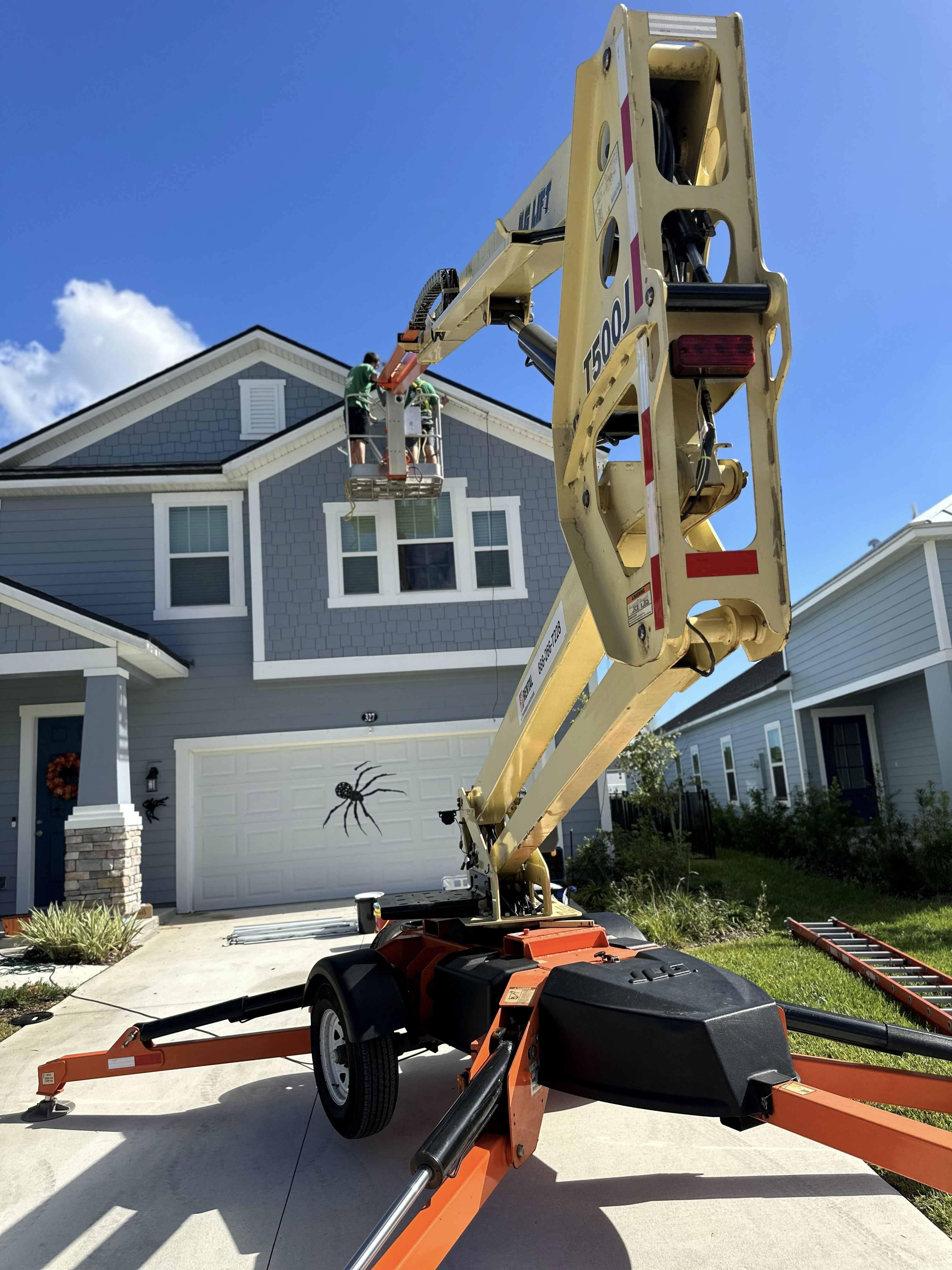 Residential permanent lighting installation