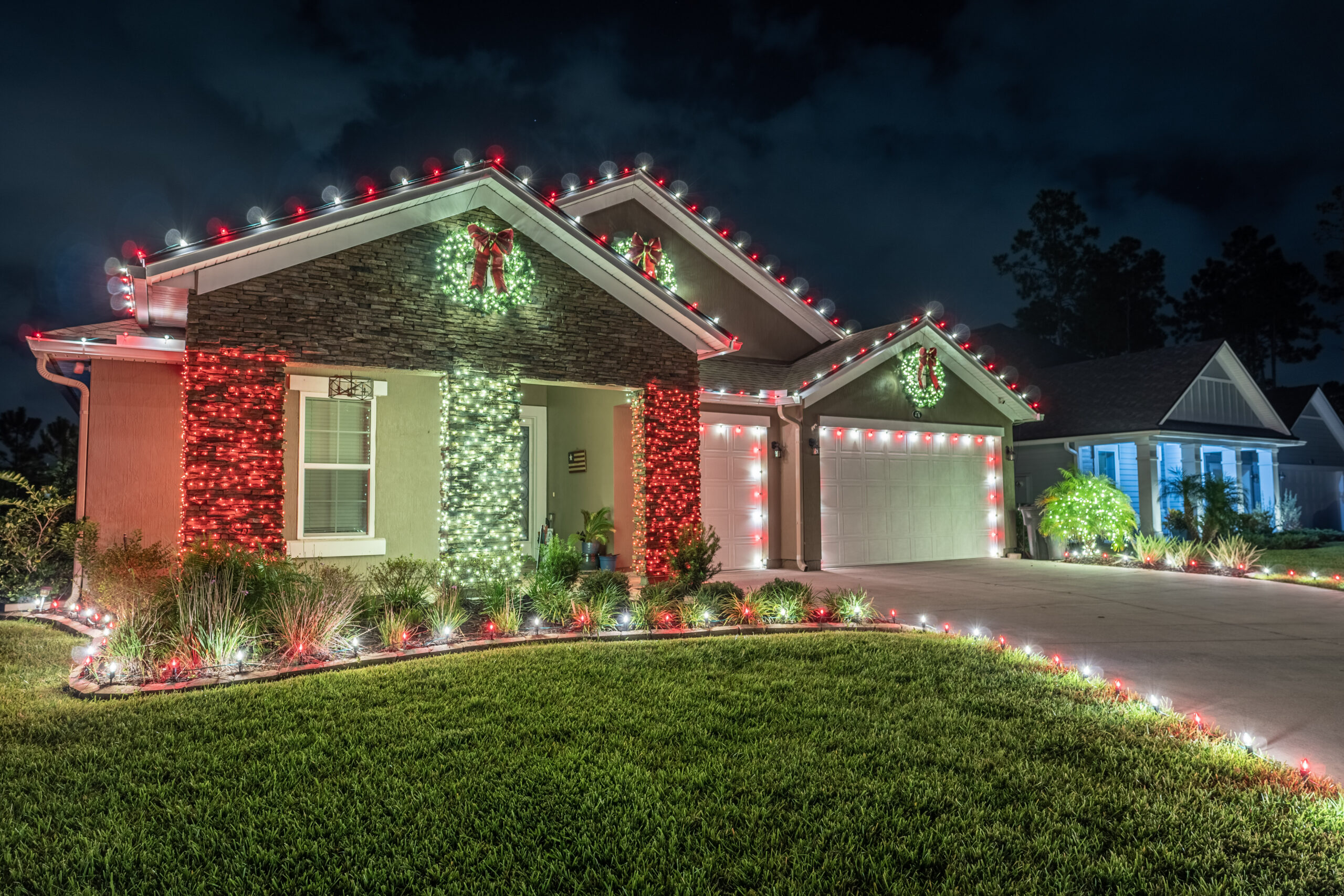 Residential holiday lighting display