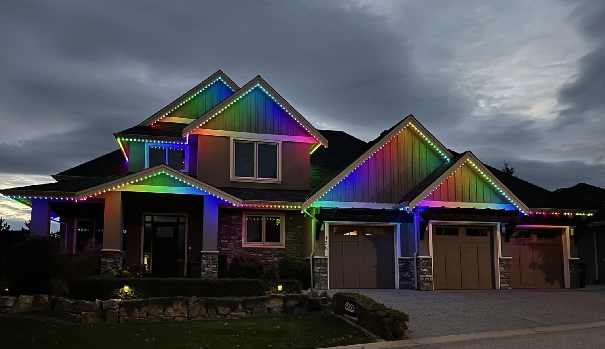 Residential holiday lighting display